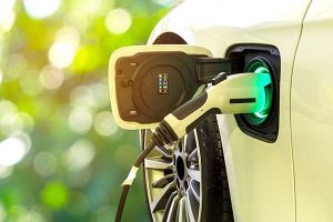 elektrische bedrijfsauto die wordt opgeladen